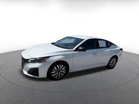 Used 2025 Nissan Altima 2.5 SV FWD image 7