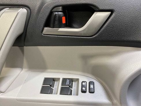Used 2013 Toyota Highlander SE image 23