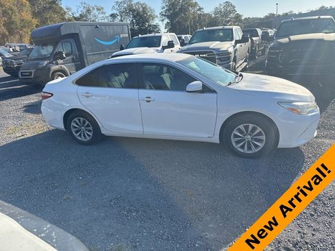 Used 2017 Toyota Camry LE image 6