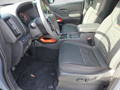 Used 2025 Nissan Frontier PRO-4X image 9