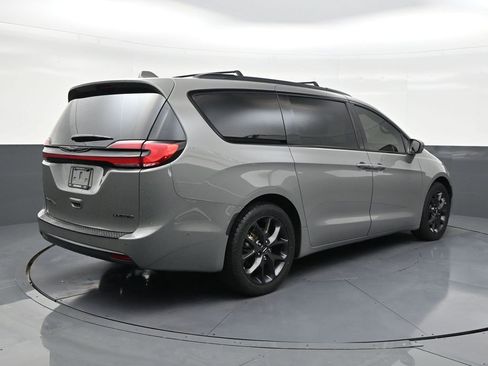 Used 2022 Chrysler Pacifica Limited w/ S Appearance Package image 5