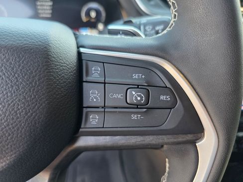 Used 2024 Jeep Grand Cherokee Limited w/ Black Appearance Package image 22