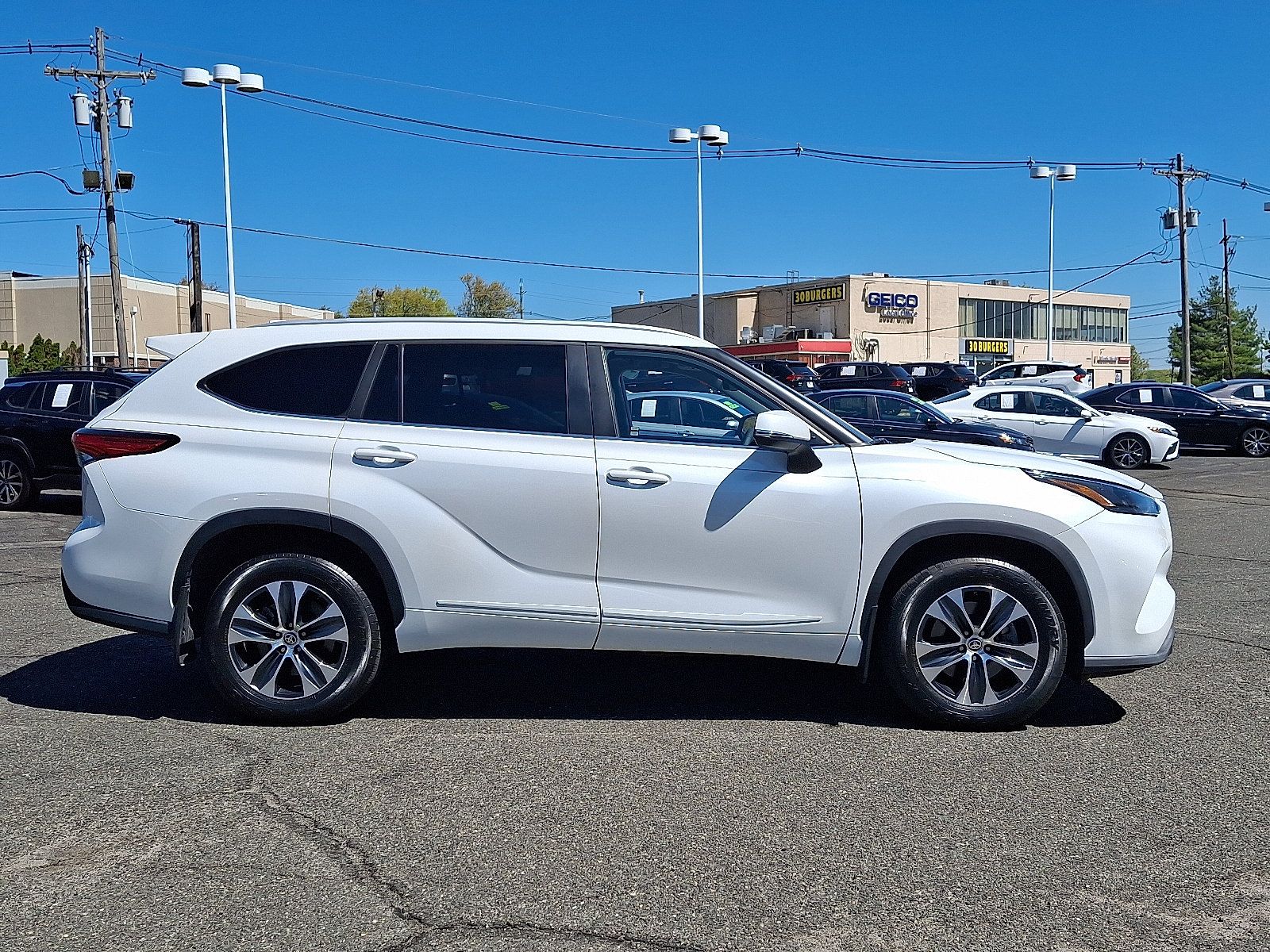 Used 2023 Toyota Highlander XLE w/ Protection Package #3 (TMS) AWD/4WD image 8
