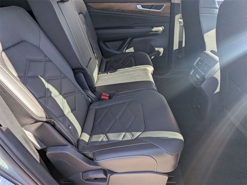 Used 2025 Volkswagen Atlas SE image 31