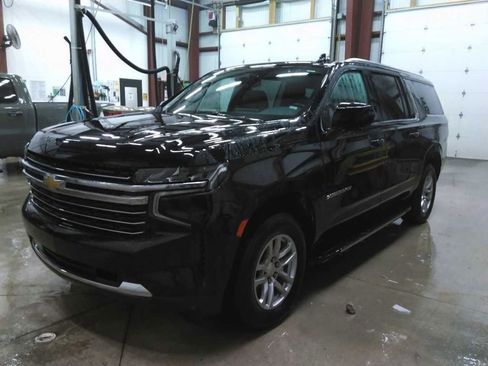 Used 2024 Chevrolet Suburban LT image 3