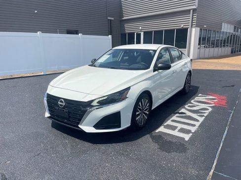Used 2025 Nissan Altima 2.5 SV FWD image 1