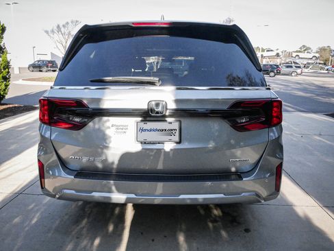 Certified 2025 Honda Odyssey Touring image 9