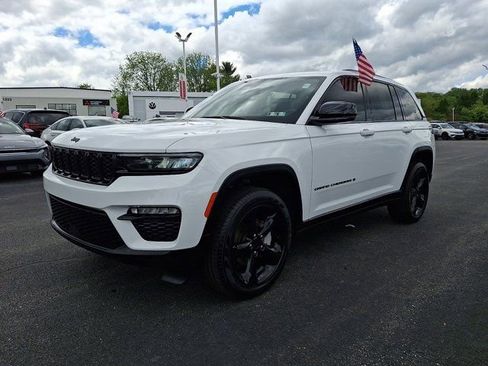Certified 2024 Jeep Grand Cherokee Limited w/ Black Appearance Package AWD/4WD image 3