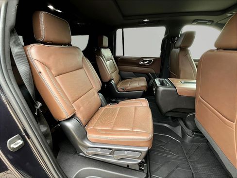 Used 2022 Chevrolet Suburban High Country AWD/4WD image 25