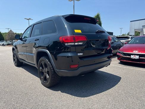 Used 2019 Jeep Grand Cherokee Laredo AWD/4WD image 3