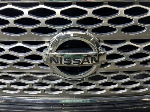 Used 2018 Nissan Titan SL image 10