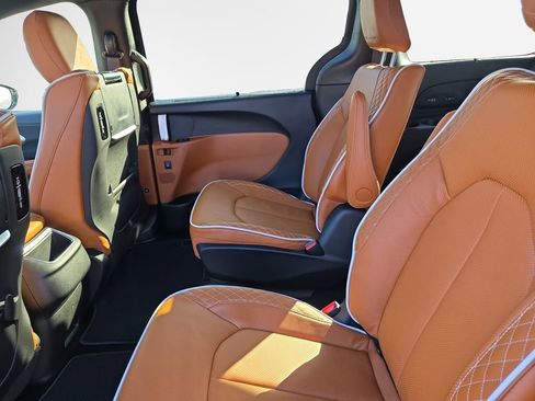 New 2026 Chrysler Pacifica Pinnacle image 24