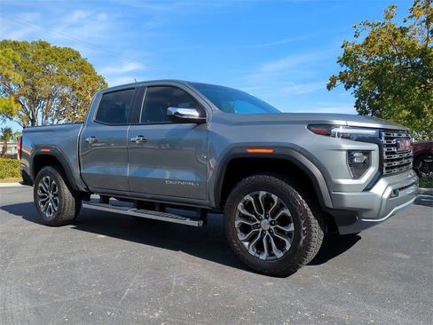 Used 2023 GMC Canyon Denali image 2