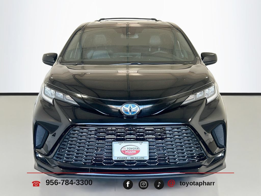 Used 2025 Toyota Sienna XSE FWD image 2