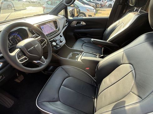 Used 2026 Chrysler Pacifica Limited FWD image 9