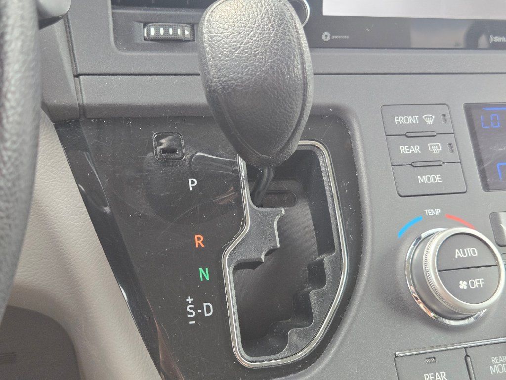 Used 2018 Toyota Sienna LE FWD image 22