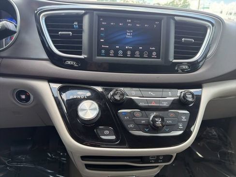 Used 2018 Chrysler Pacifica Touring-L FWD image 24