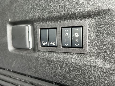 Used 2024 GMC Yukon SLT w/ SLT Luxury Package image 7