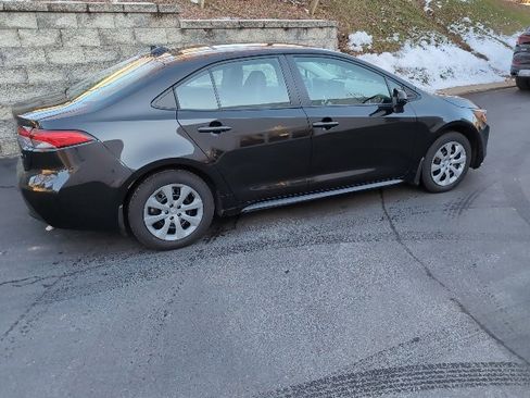 Used 2022 Toyota Corolla LE image 3