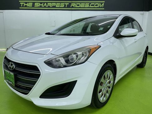 Used 2017 Hyundai Elantra GT image 5