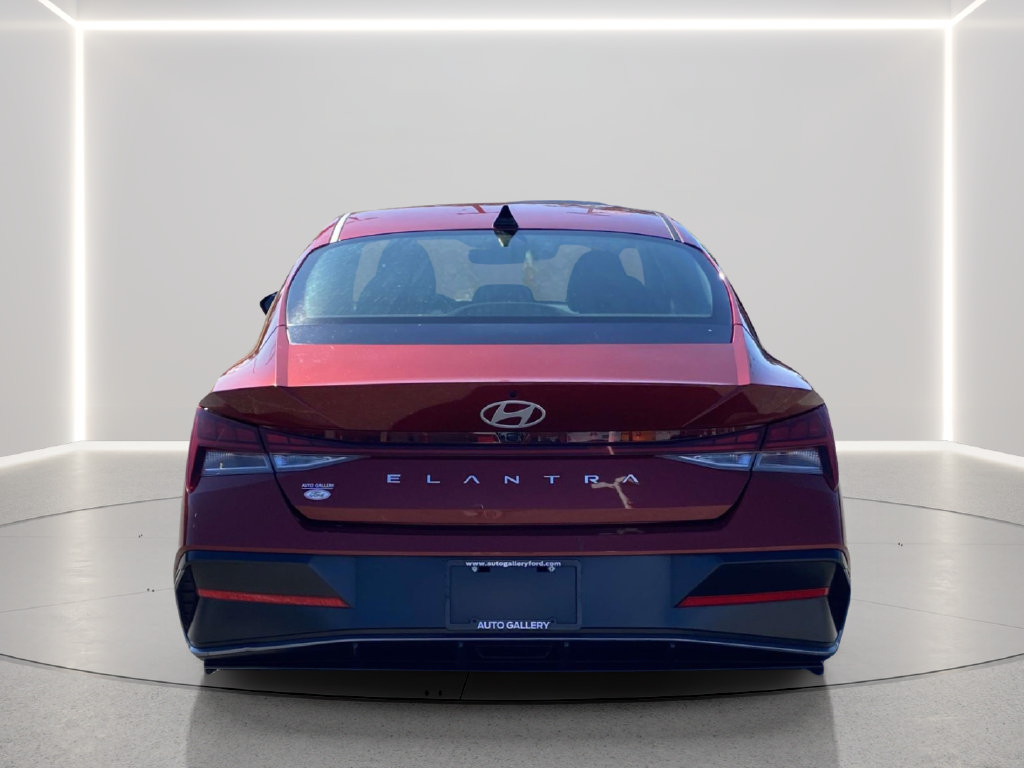 Used 2025 Hyundai Elantra SEL FWD image 4