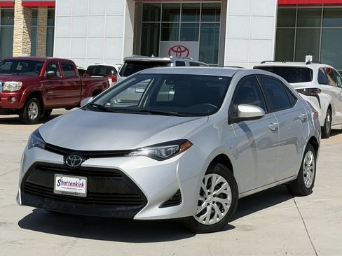 Used 2018 Toyota Corolla LE FWD image 2