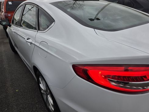 Used 2019 Ford Fusion SE image 5