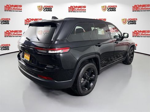 Used 2023 Jeep Grand Cherokee Altitude image 16