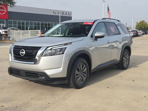 Certified 2025 Nissan Pathfinder SV image 3