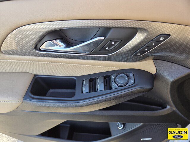 Used 2023 Chevrolet Traverse Premier FWD image 18