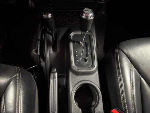 Used 2017 Jeep Wrangler Unlimited Rubicon AWD/4WD image 23