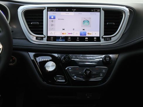 New 2026 Chrysler Pacifica Select FWD image 16