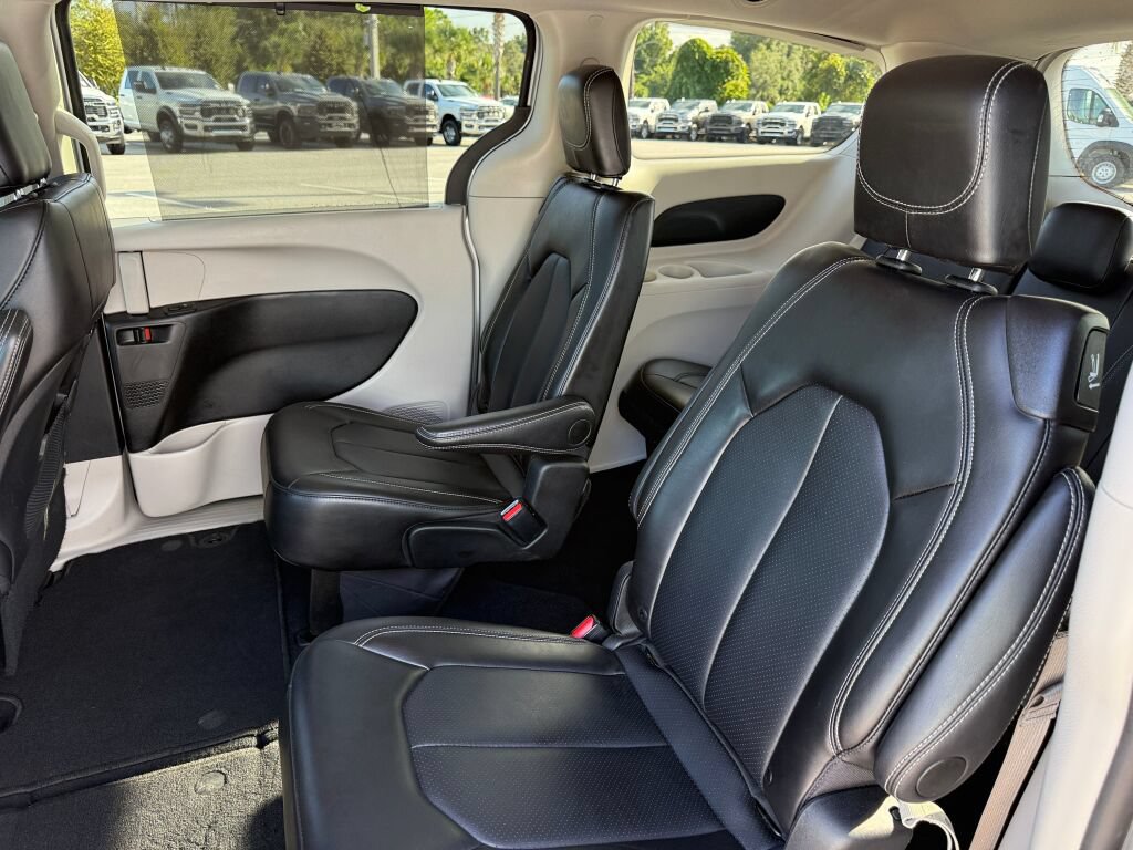 Used 2024 Chrysler Pacifica Touring-L FWD image 10