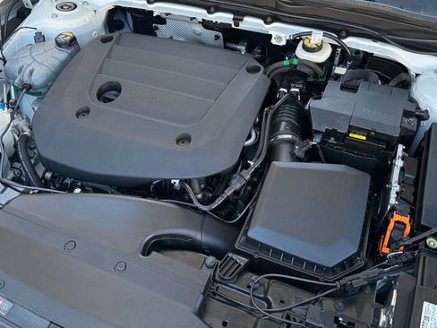 Used 2025 Volvo XC40 B5 Core image 30