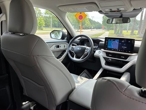 Used 2025 Ford Explorer Active w/ Active Comfort Package RWD image 26