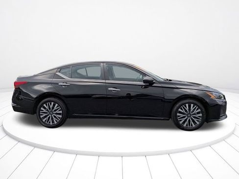 Used 2024 Nissan Altima 2.5 SV FWD image 2