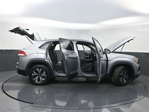 Used 2024 Volkswagen Atlas Cross Sport SE image 34