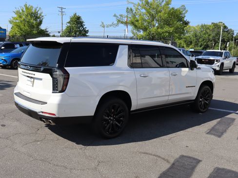 Used 2025 Chevrolet Suburban High Country AWD/4WD image 10
