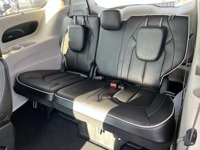 Used 2023 Chrysler Pacifica Limited FWD image 17