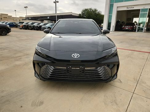 Used 2025 Toyota Camry XLE FWD image 2
