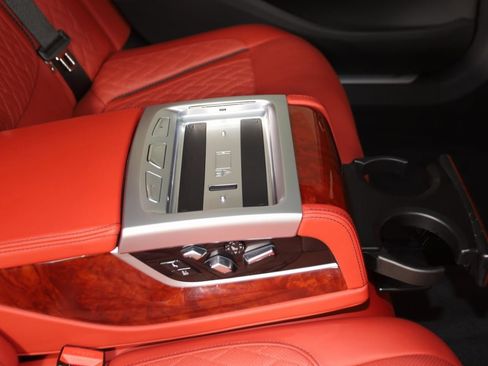 Used 2022 BMW ALPINA B7 xDrive w/ Luxury Rear Seating Package image 19