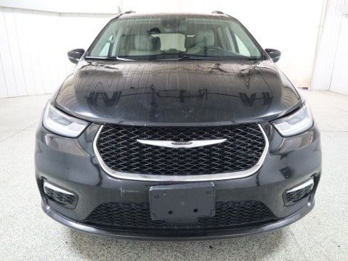 Used 2021 Chrysler Pacifica Touring-L FWD image 7