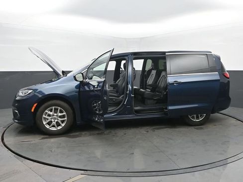 Used 2025 Chrysler Pacifica Select image 55