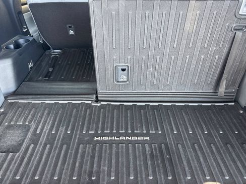 Used 2023 Toyota Highlander XLE FWD image 23