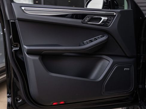 Certified 2026 Porsche Macan AWD/4WD image 23