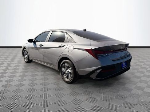 Used 2026 Hyundai Elantra SE FWD image 5