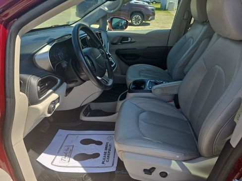 Used 2021 Chrysler Pacifica Touring-L w/ Premium & Safety Sphere Group FWD image 12