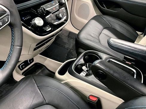 Used 2021 Chrysler Pacifica Touring-L w/ Uconnect Theater Family Group image 13