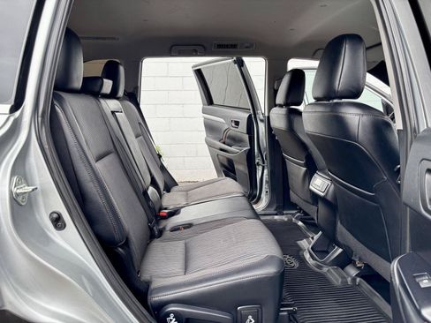 Used 2019 Toyota Highlander Plus w/ Carpet Mat Package (TMS) AWD/4WD image 9