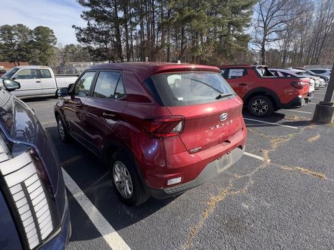 Used 2024 Hyundai Venue SE image 3